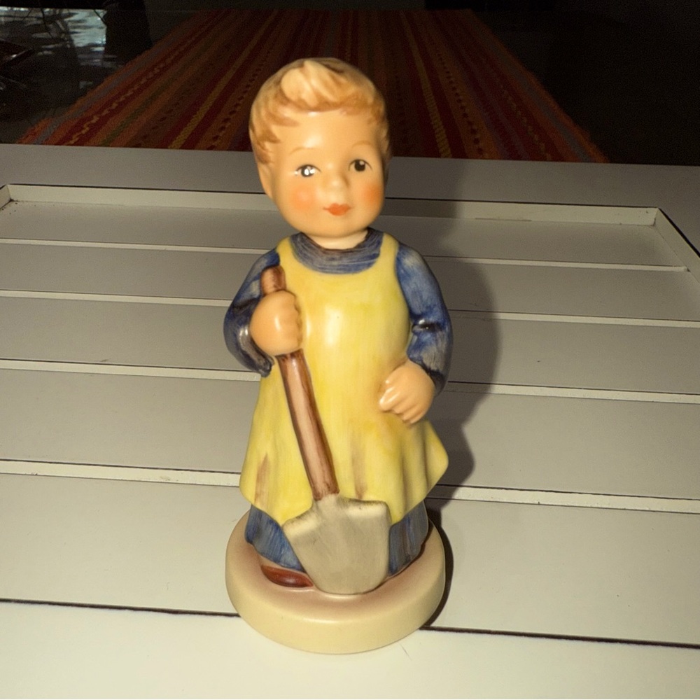 Goebel Hummel “Garden Treasures” #1222 figurine. HUM727. TMK 7. 3.5/8” in box
